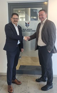 Franz Vodermeier und Jörg Bayer vor der Geschäftsstelle der Blue Devils Weiden